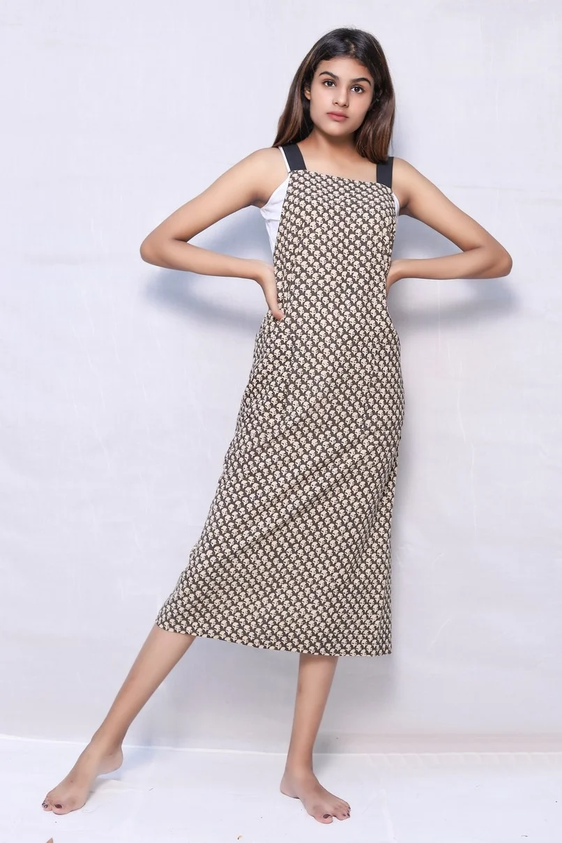 Craft 405- slow accessories- Art Noveau slow aprons- Black (1)