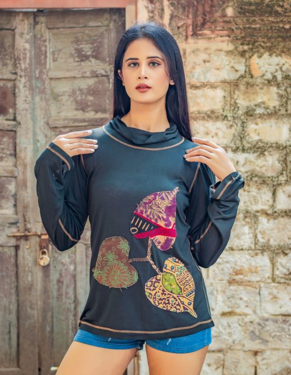 All Time Wardrobe Perfectionist French Influence Hand Appliquéd Roll Over Collar Retro Pullover Featuring Contrast Color Detailing